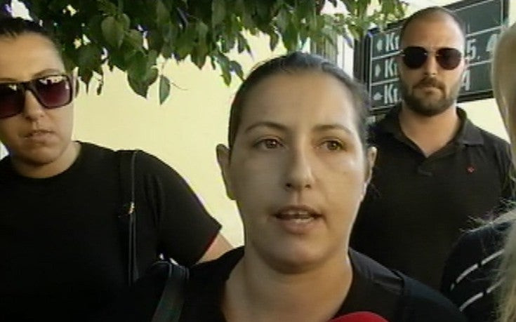 Καταπέλτης η μητέρα της 18χρόνης από την Πετρούπολη: «Θέλω δικαιοσύνη για το παιδί μου και θα είμαι εδώ κάθε μέρα αν χρειαστεί» (βίντεο)